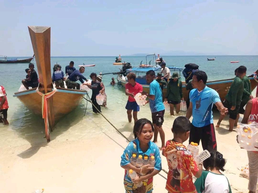 มูลนิธิเพื่อนพึ่ง (ภา) ยามยาก สภากาชาดไทย ร่วมกับ ศอ.บต. และจังหวัดสตูล บูรณาการลำเลียงน้ำดื่มสะอาด ส่ง ปชช. บนเกาะบุโหลน สตูล แก้วิกฤติน้ำแล้ง ด้านกรมชลประทาน ตั้งงบ 68 เตรียมซ่อมแซมอ่างเก็บน้ำบนเกาะฯ ให้กลับมาใช้งานใหม่